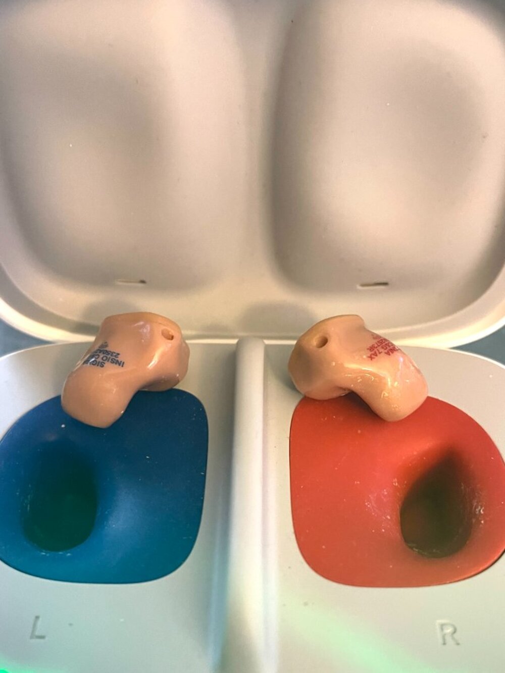 Pair of Signia Insio TESTED C & G 3AX ITC Rechargeable Hearing aids